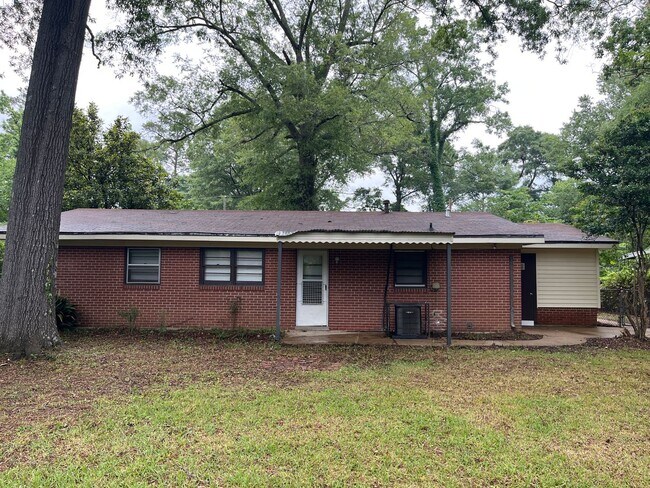 Building Photo - **ON HOLD**3 Bedroom / 1 Bathroom Home for...