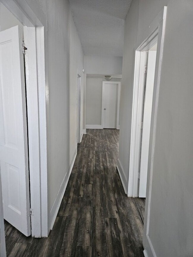 Building Photo - 3 BR 1 BA Single