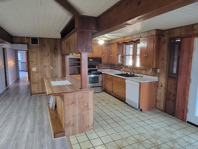 Foto del edificio - FOR LEASE - 3 Bed, 2 Bath, SINGLE-FAMILY HOME ON 5 ACRES IN LEBANON!