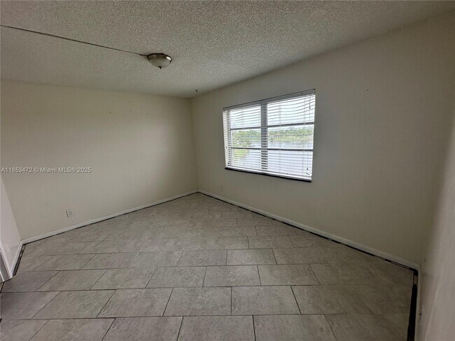 Foto del edificio - 8710 N Sherman Cir