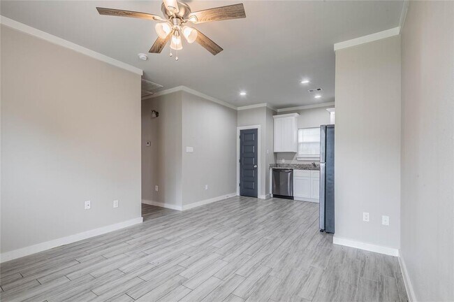 Foto del edificio - 8119 Autumn Ln
