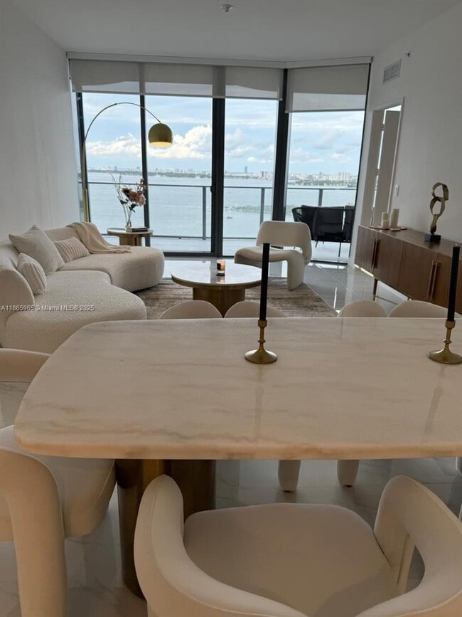 Building Photo - 700 NE 24th St