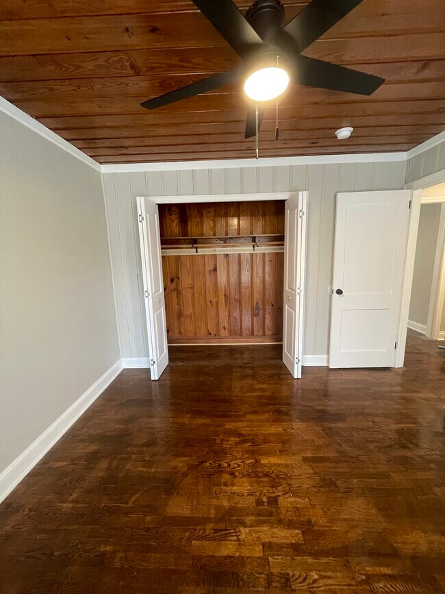 Building Photo - 909 Sandalwood Dr