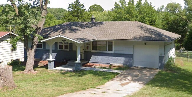 Building Photo - Spacious 4 Bed / 2.5 Bath Home on Nearly 3/4 Acre Lot with Walkout Basement and Multiple Living A...