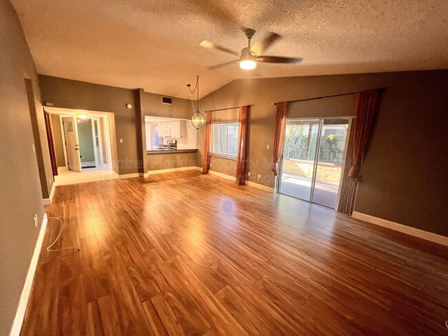 Photo - 634 Boniview Ln House