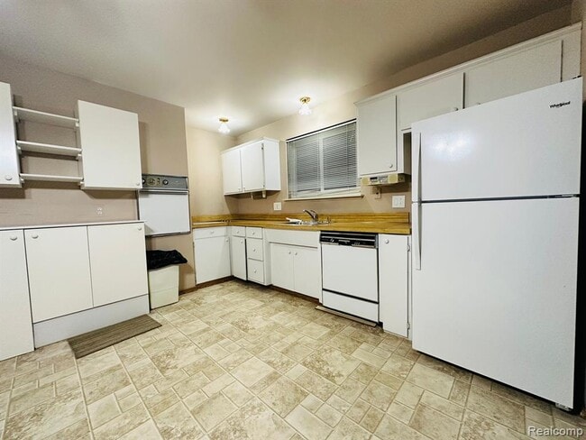 Building Photo - 28721 Newport Dr