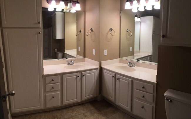 Foto del edificio - Gated Townhome Close to LSU, LSU bus route...
