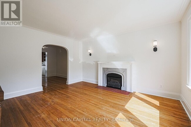 Building Photo - 1064 Royal York Rd
