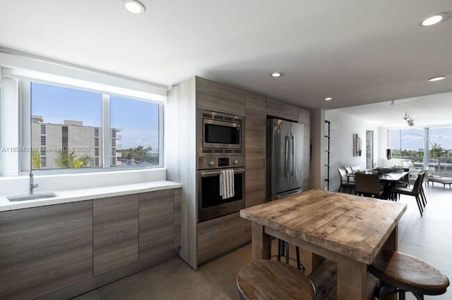 Building Photo - 9940 W Bay Harbor Dr