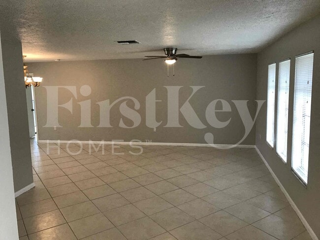 Building Photo - 904 SE 34th Terrace