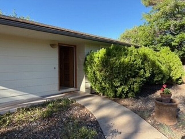 Foto del edificio - Cozy, West Sedona home with large fenced b...