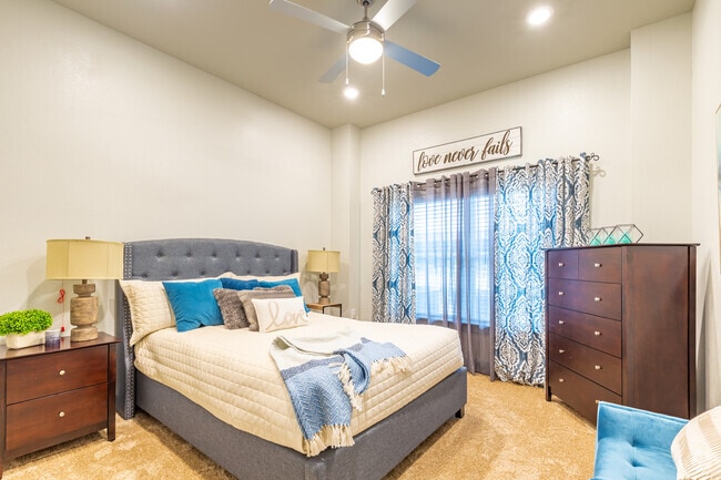 Bedroom - The Retreat at Grand Prairie