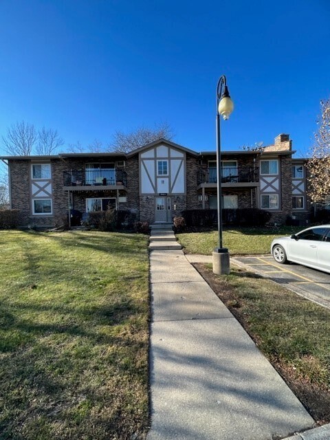Building Photo - 9S201 Lake Dr