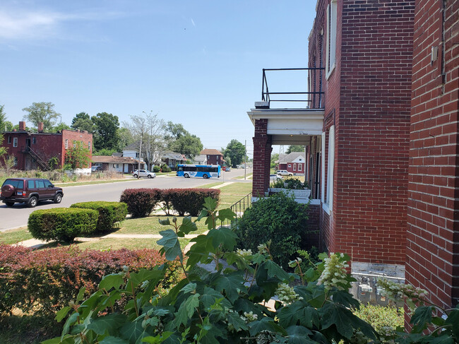 Foto del edificio - 1730 Saint Louis Ave