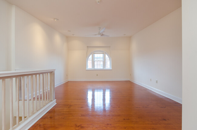 Huge Living Room/Tall Ceiligs - 2904 W Girard Ave