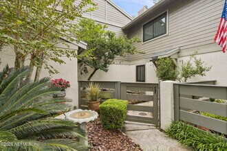 Building Photo - 7623 Baymeadows Cir W