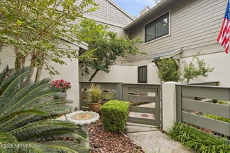 Building Photo - 7623 Baymeadows Cir W