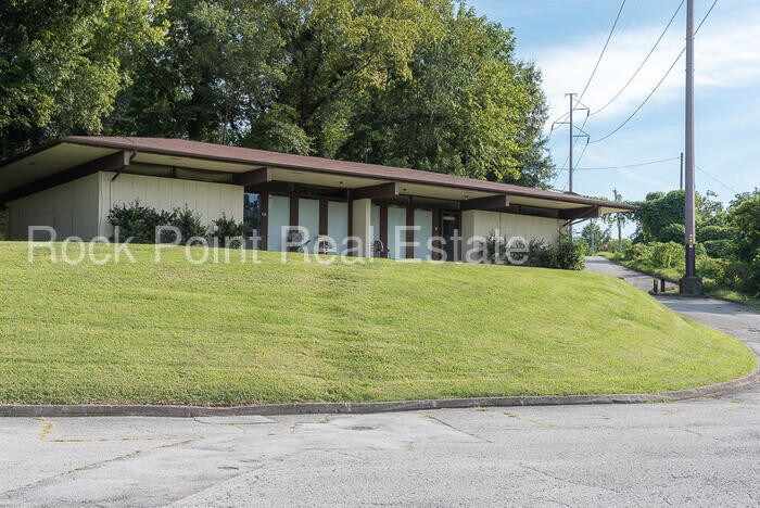 Primary Photo - 3117 Ellis Ave