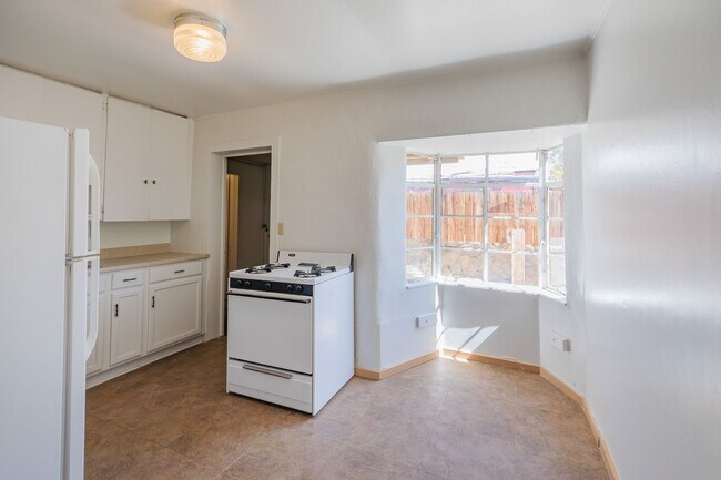 Building Photo - Cozy 2 Bed 1 Bath - Pets on Owner Approval!