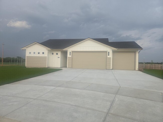Foto del edificio - Brand-New 3 Bedroom Home with 3-Car Garage...