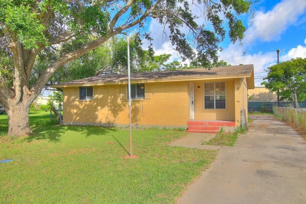Primary Photo - 1202 Baywood Ln