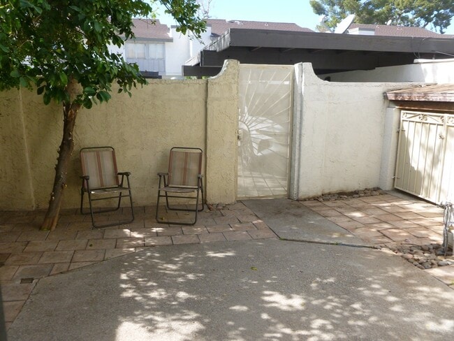 Building Photo - 700 Fernwood Ln