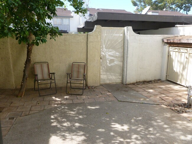 Foto del edificio - 700 Fernwood Ln