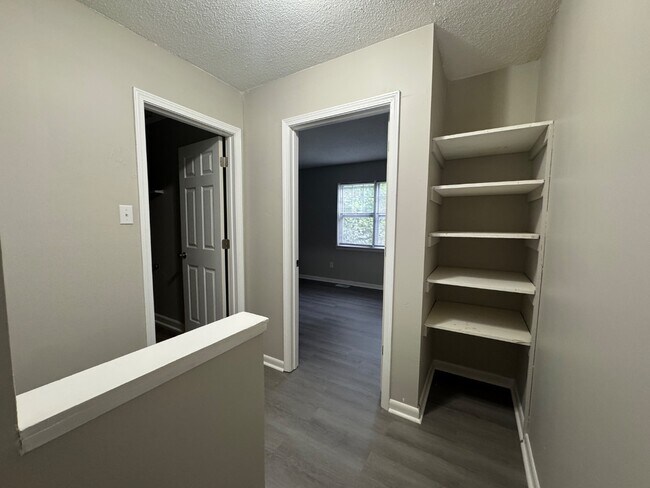 Foto del edificio - 802 British Wood Dr SW