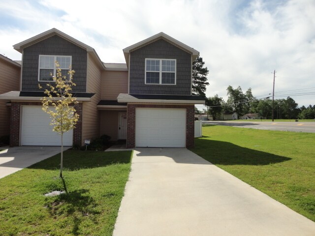 Primary Photo - 100 Cody Dr