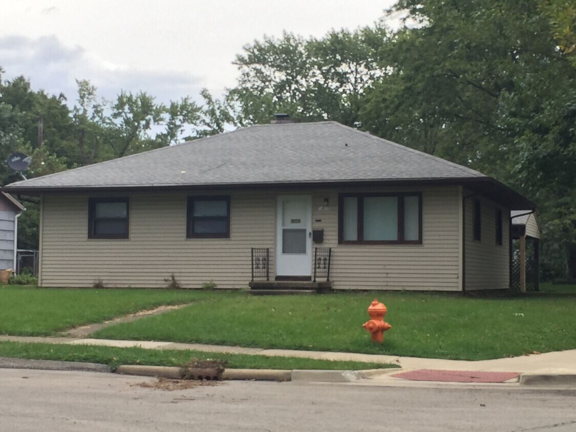 1802 Garden Hills Dr, Champaign, IL 61821 House Rental in Champaign