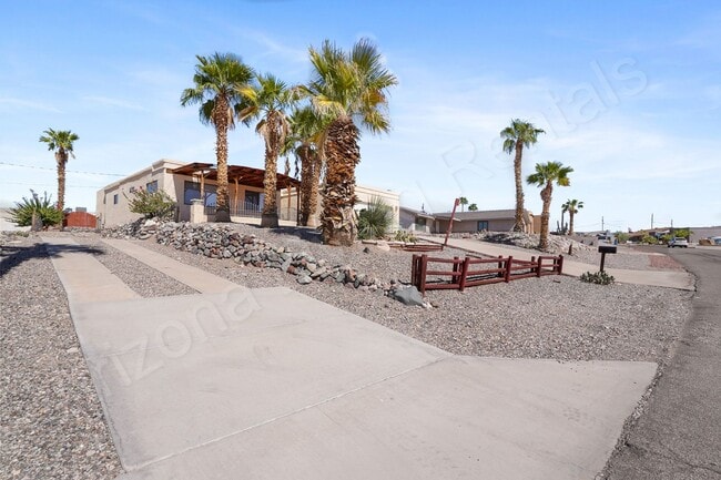 Building Photo - SPACIOUS 3 BEDROOM HOME