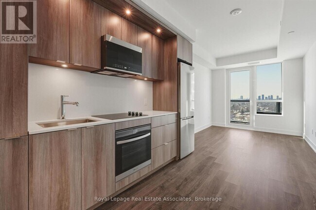 Photo du bâtiment - 60 Central Park Roadway