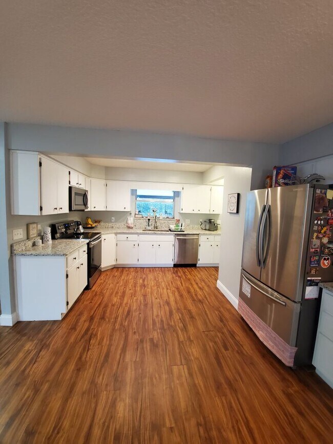 Building Photo - 3 br, 2.5 bath House - 8025 ROWAN COURT