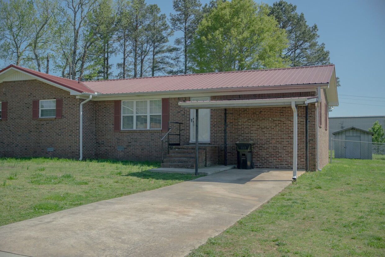 Foto principal - 3 bedroom/ 2 bathroom rental in Cullman Ci...