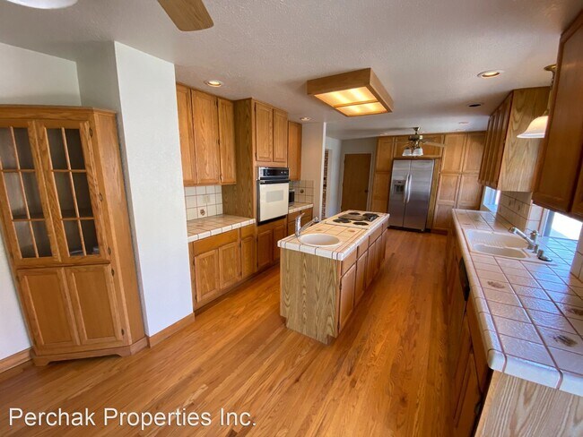 Building Photo - 4 br, 3 bath House - 1330 Castle Rock Road