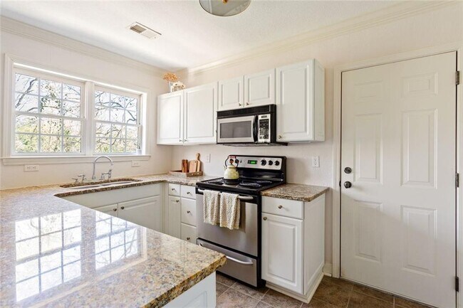 Foto del edificio - 115 Peachtree Memorial Dr NW