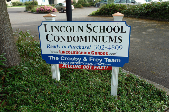 Building Photo - Lincoln School Condos