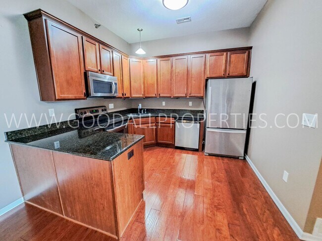 Building Photo - 2 Bedrooms 2 Bathroom Condo on Grand