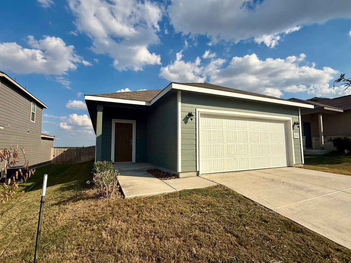Foto principal - Lovely 1-story 4 bedroom/2 bath home is an...