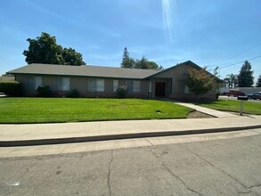 Building Photo - 400 Sequoia Dr
