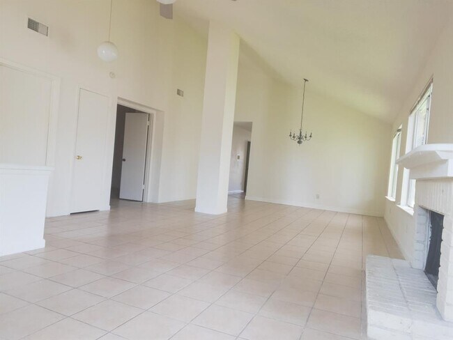 Foto del edificio - 2803 Meadowgrass Ln