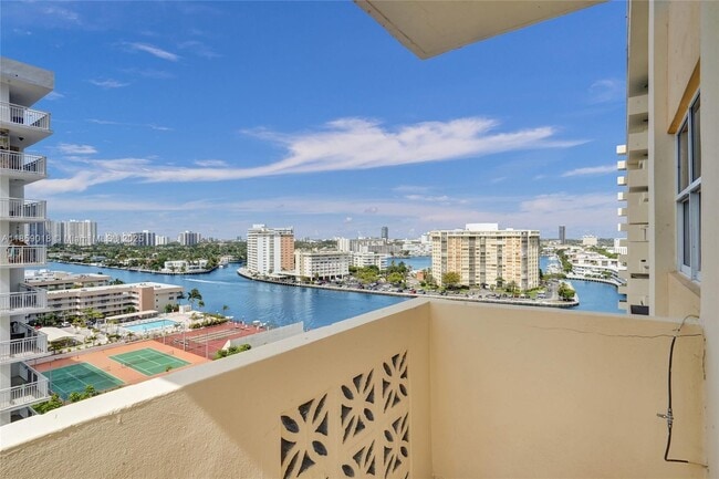 Building Photo - 1833 S Ocean Dr