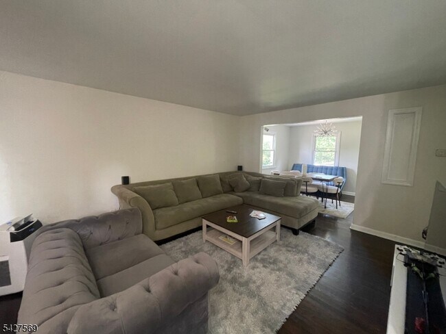 Foto del edificio - 1065 Sayre Rd S