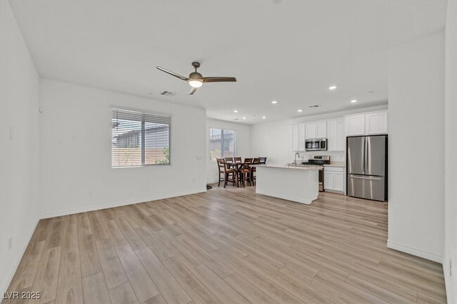 Foto del edificio - 8852 Flora Run Ave