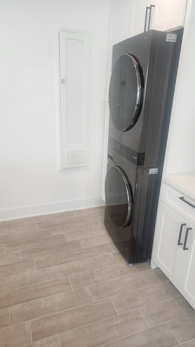 Washer dryer - 6067 Comey Ave
