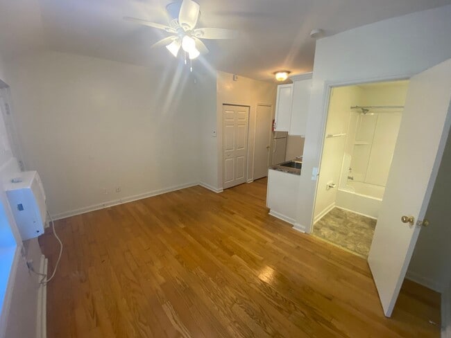 Building Photo - 1st Floor Renovated Apartment - Walk to Du...
