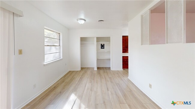 Building Photo - 1102 S Ann Blvd