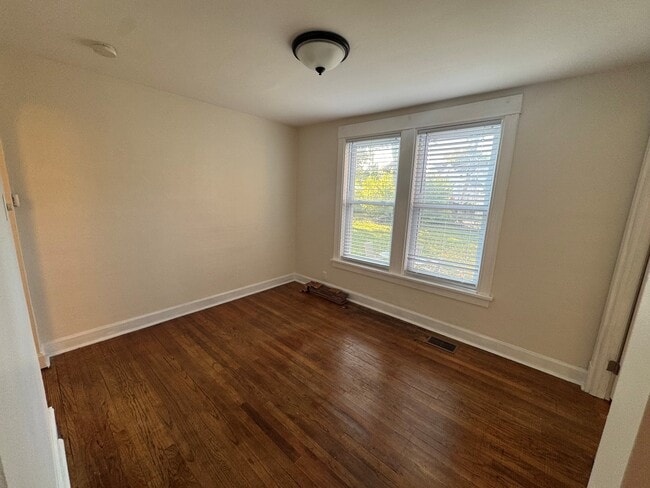 Building Photo - 3657 W Oakdale Ave