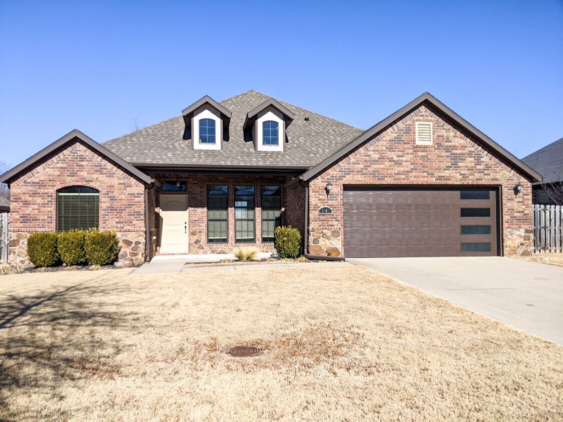 Foto principal - Stunning 4 Bed 2 Bath Home close to Elm Springs Walmart!