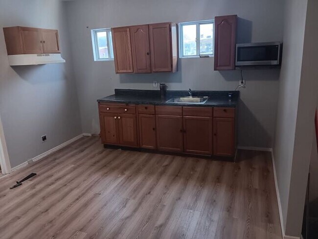 Building Photo - 3 Bedroom Apartment w Free Heat